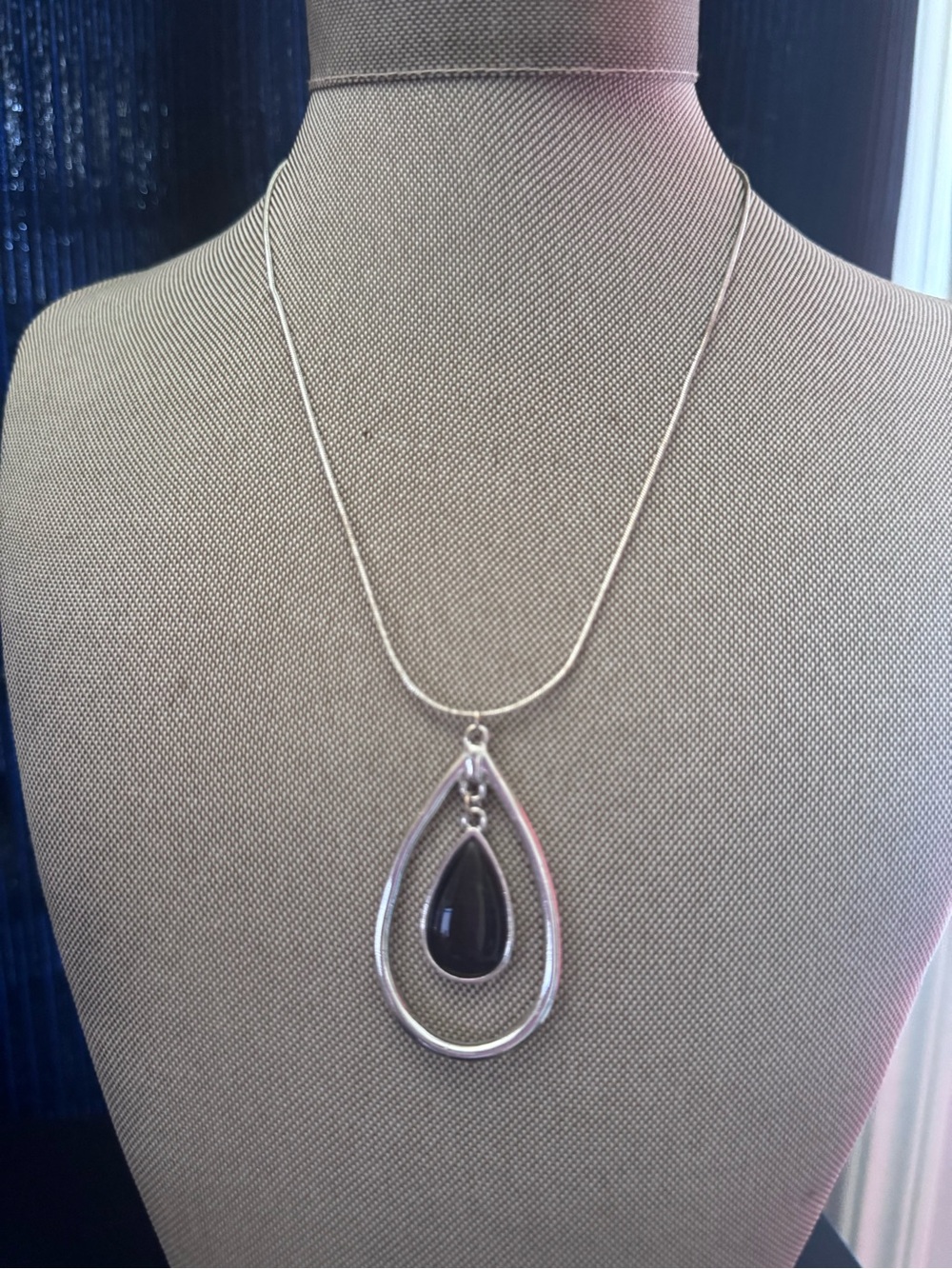 Elegant Silver Teardrop Pendant Necklace with Black Stone
